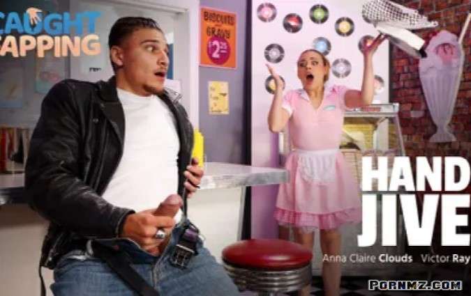 [CaughtFapping] Anna Claire Clouds Hand Jive